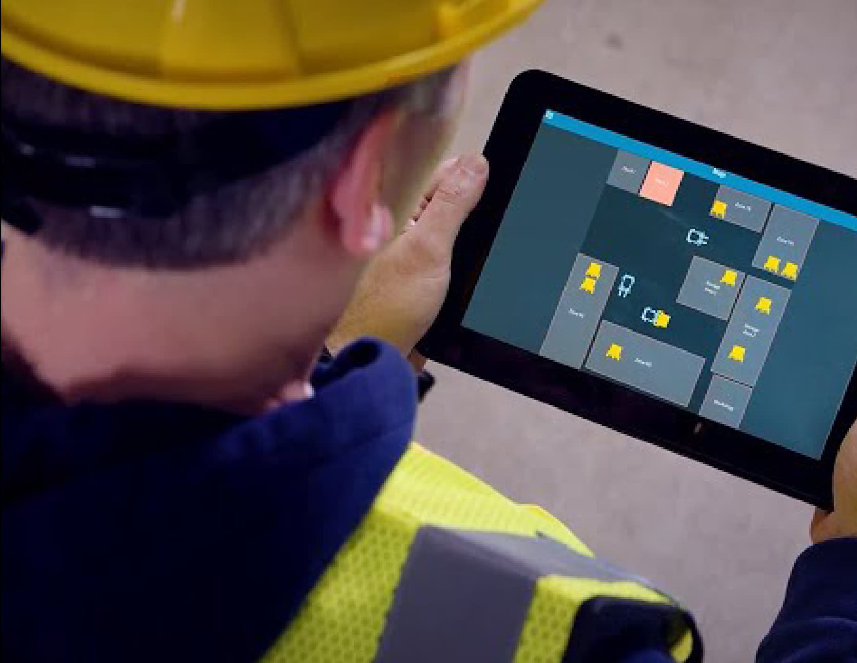 worker-using-tablet-with-zebra-motionworks